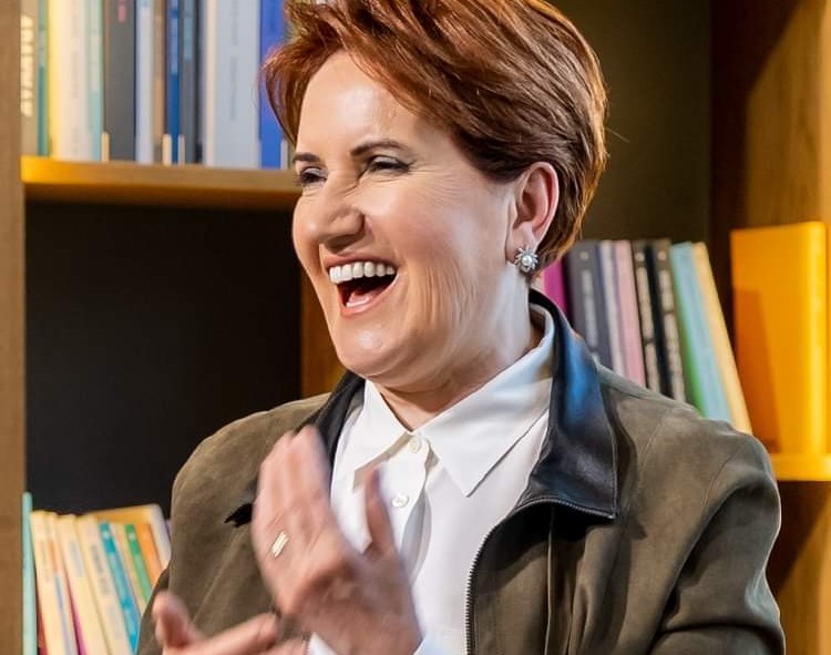 MERAL AKENER HASTANEYE KALDIRILDI. NEDEN ACABA???