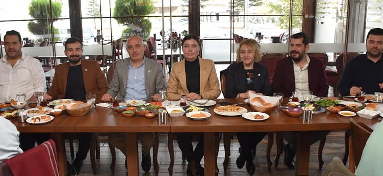 Y PART UAK L BAKANI AYEGL OBALI VE YNETM BASINLA KAHVALTIDA BULUTU..