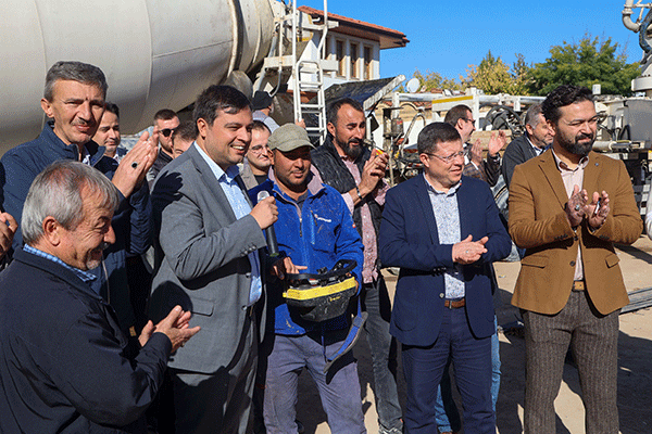 UAK BELEDYE BAKANI MEHMET AKIN ARASTANIN LK BETONU N DMEYE BASTI